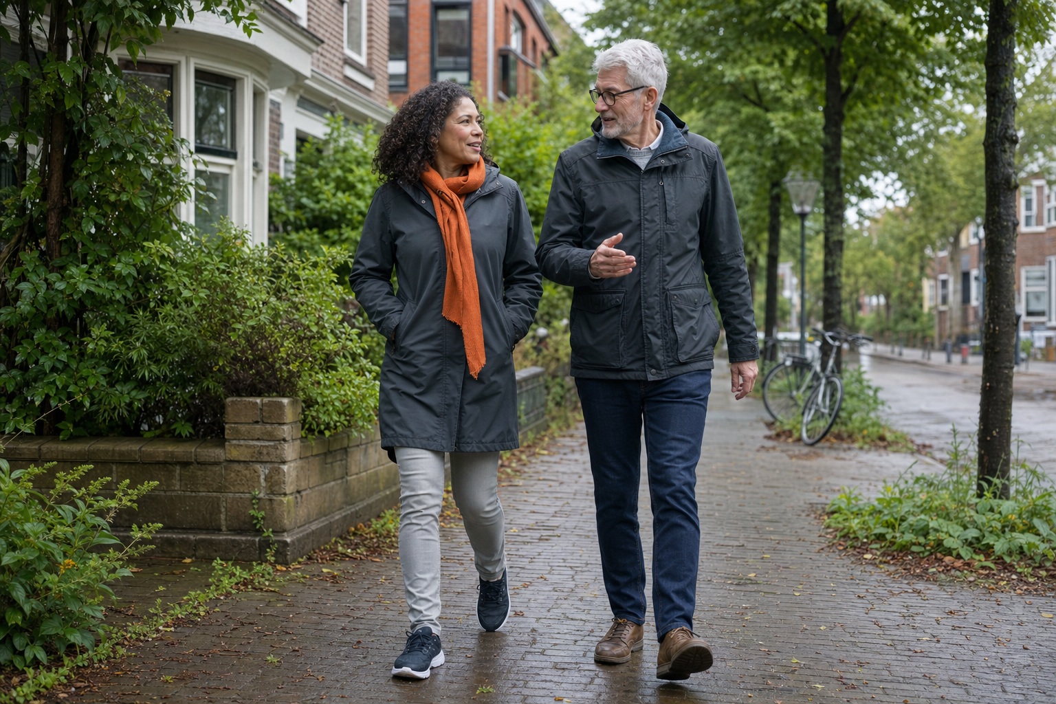 Twee volwassenen wandelen samen door een groene woonstraat